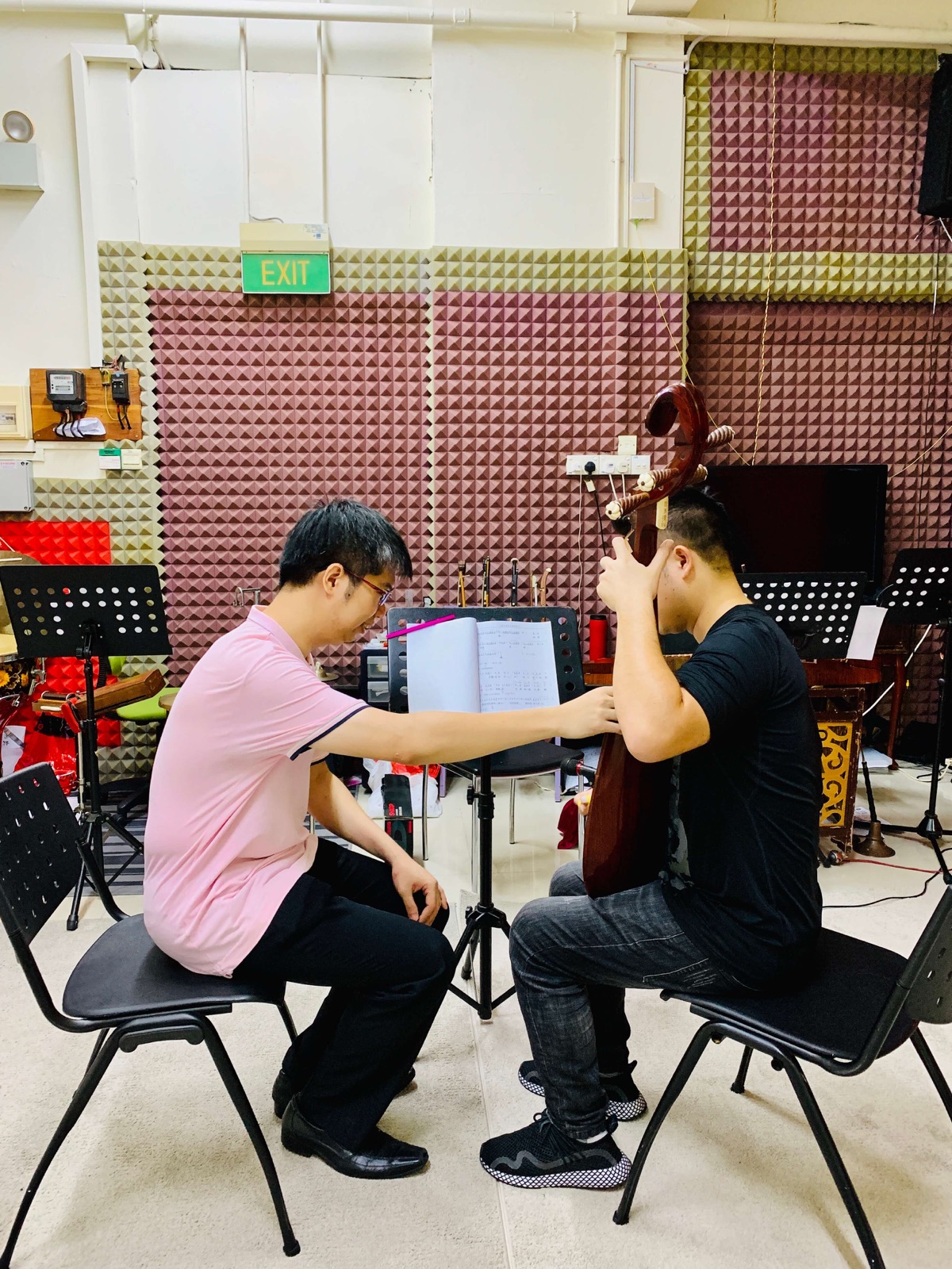 Pipa Teacher Nic coaching a musician in a rehearsal studio